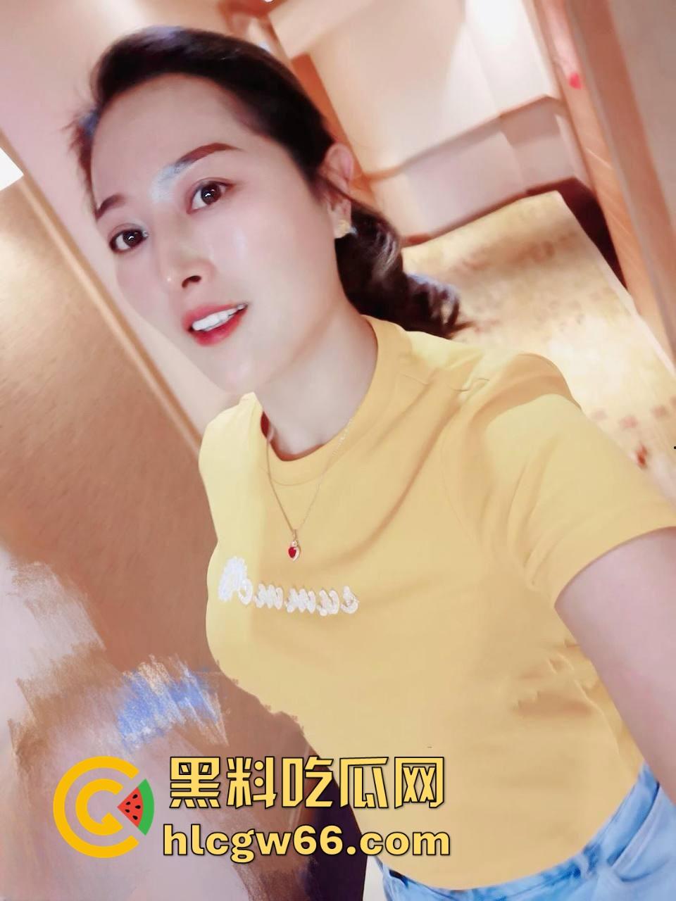 海角社区 只玩后入突袭曝光 老公不在家约炮 大骚臀被狠狠制裁，爽翻天的肉便器开发记！-1