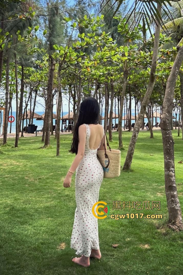 天津南开中学【王雨菲】,白皙粉嫩的乳头加上蓝瞳妆容,手握鸡巴扇奶子,口爆满嘴精液太多盛不住!-1