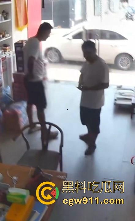 装修材料店铺老板和店员玩刺激偷情，大白天竟在店里玩后入，顾客推门慌忙中断拔屌！-2