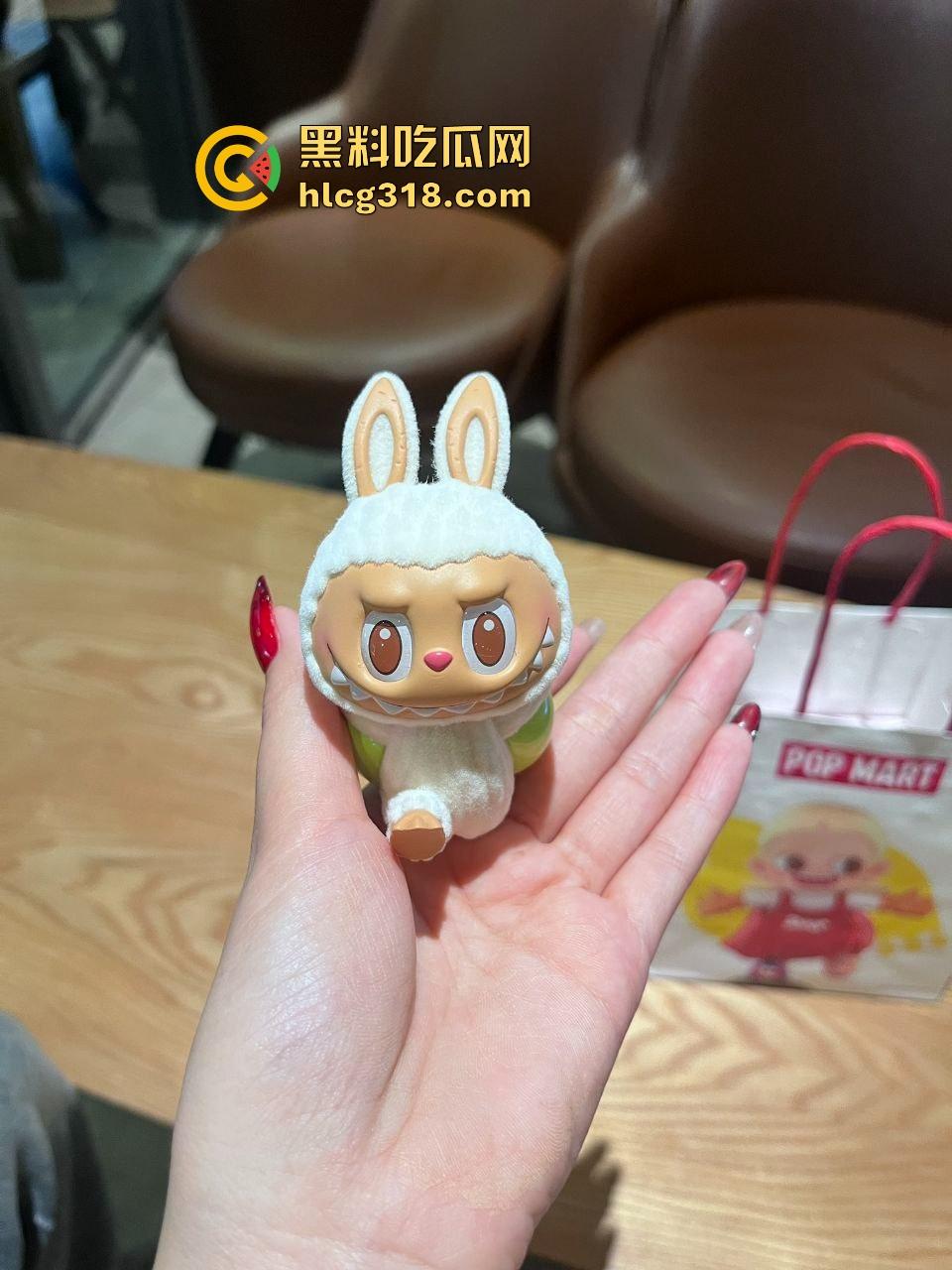 labubu能火是有他的道理的 约炮新神器 一个labubu就能操一个名媛御姐类型 兄弟们要紧跟潮流喔!-4