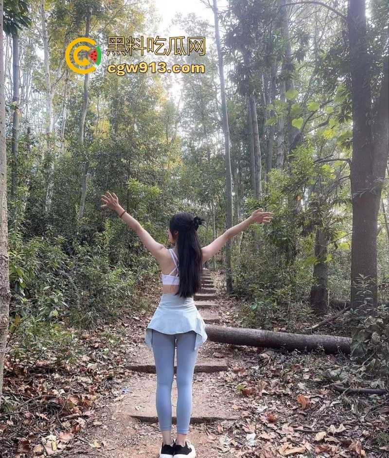 长沙极品少妇【李琴】约炮视频曝光，穿紫色情趣内衣发骚，狗链调教边操边用皮鞭抽打，淫荡到让人鸡巴发硬！-4