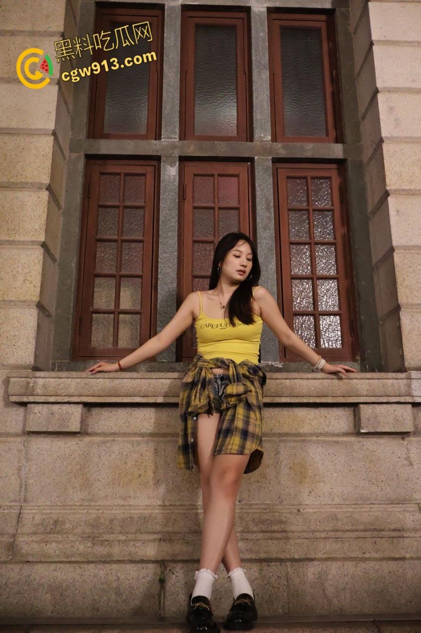 浙江大学清纯女大【徐丹茹】，被男友PUA调教，碎花裙跪地口交，掀开小裙子后入翘臀，堪称极品炮架！-2