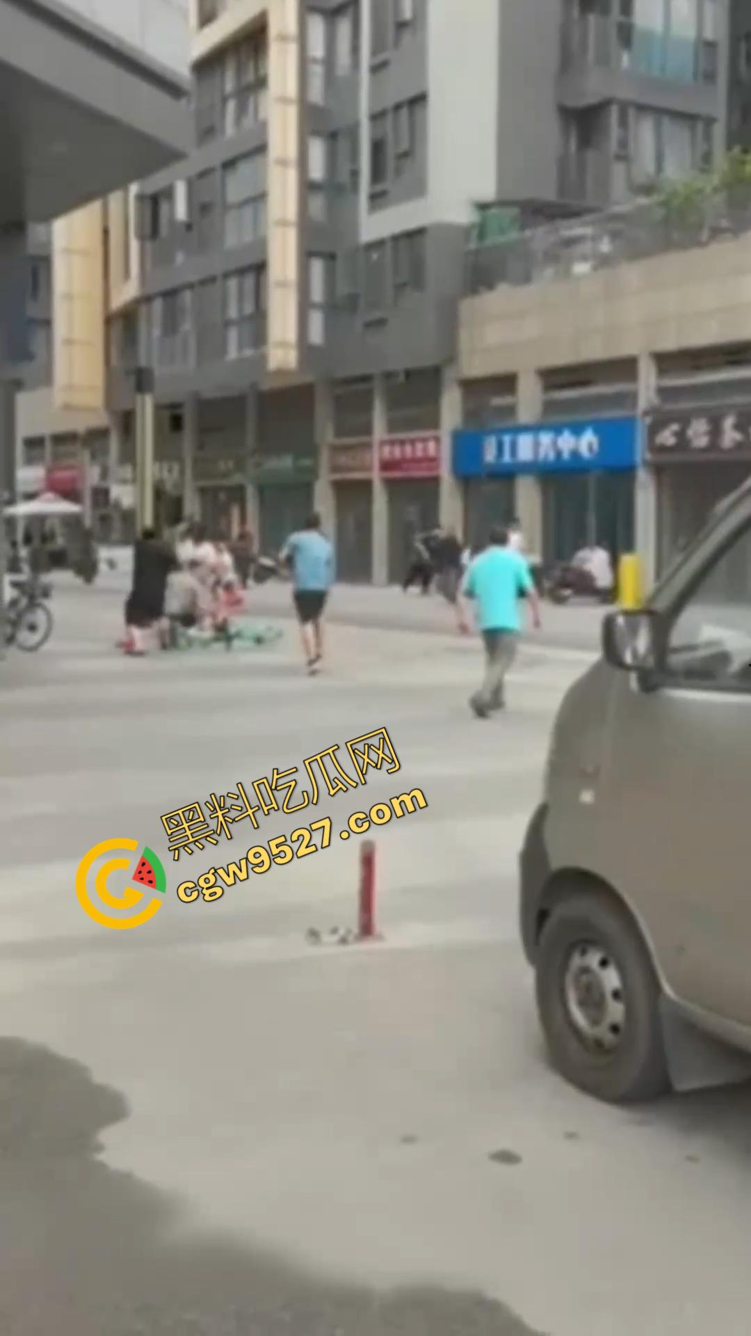 成都大街上杀妻现场曝光!男子怒捅妻子数刀直至死亡,杀疯了欲对旁边路人下手,现场血淋淋一片恐怖至极-1