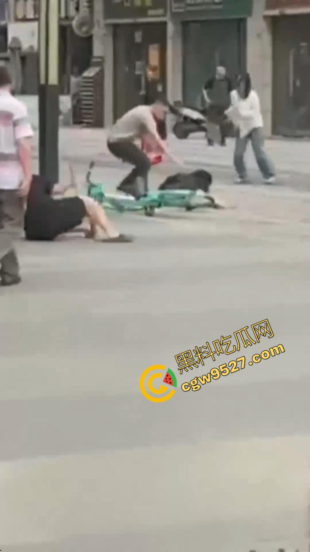 成都大街上杀妻现场曝光!男子怒捅妻子数刀直至死亡,杀疯了欲对旁边路人下手,现场血淋淋一片恐怖至极-2