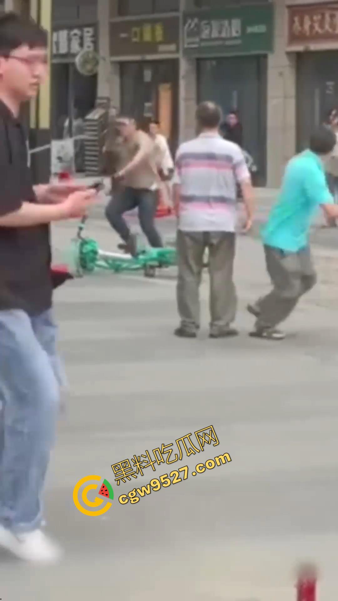 成都大街上杀妻现场曝光!男子怒捅妻子数刀直至死亡,杀疯了欲对旁边路人下手,现场血淋淋一片恐怖至极-3