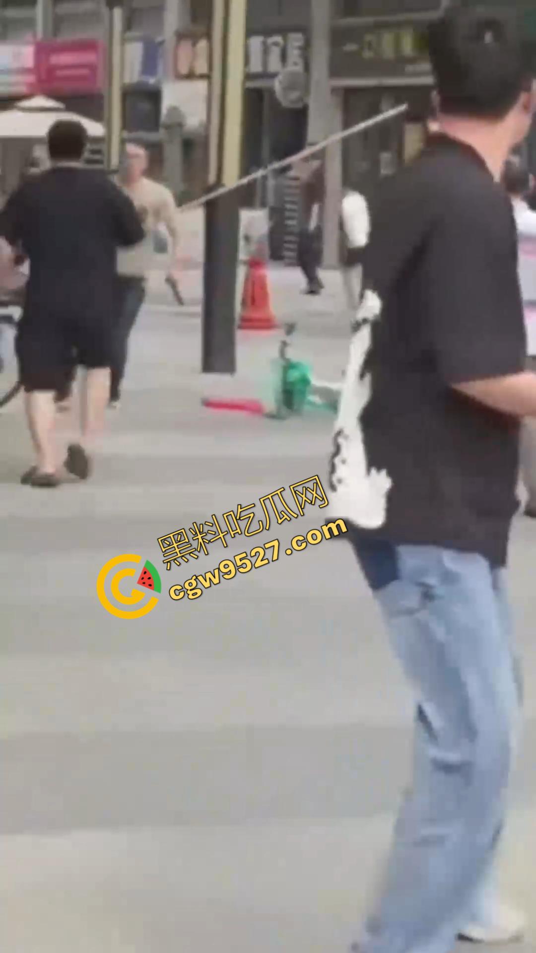 成都大街上杀妻现场曝光!男子怒捅妻子数刀直至死亡,杀疯了欲对旁边路人下手,现场血淋淋一片恐怖至极-4