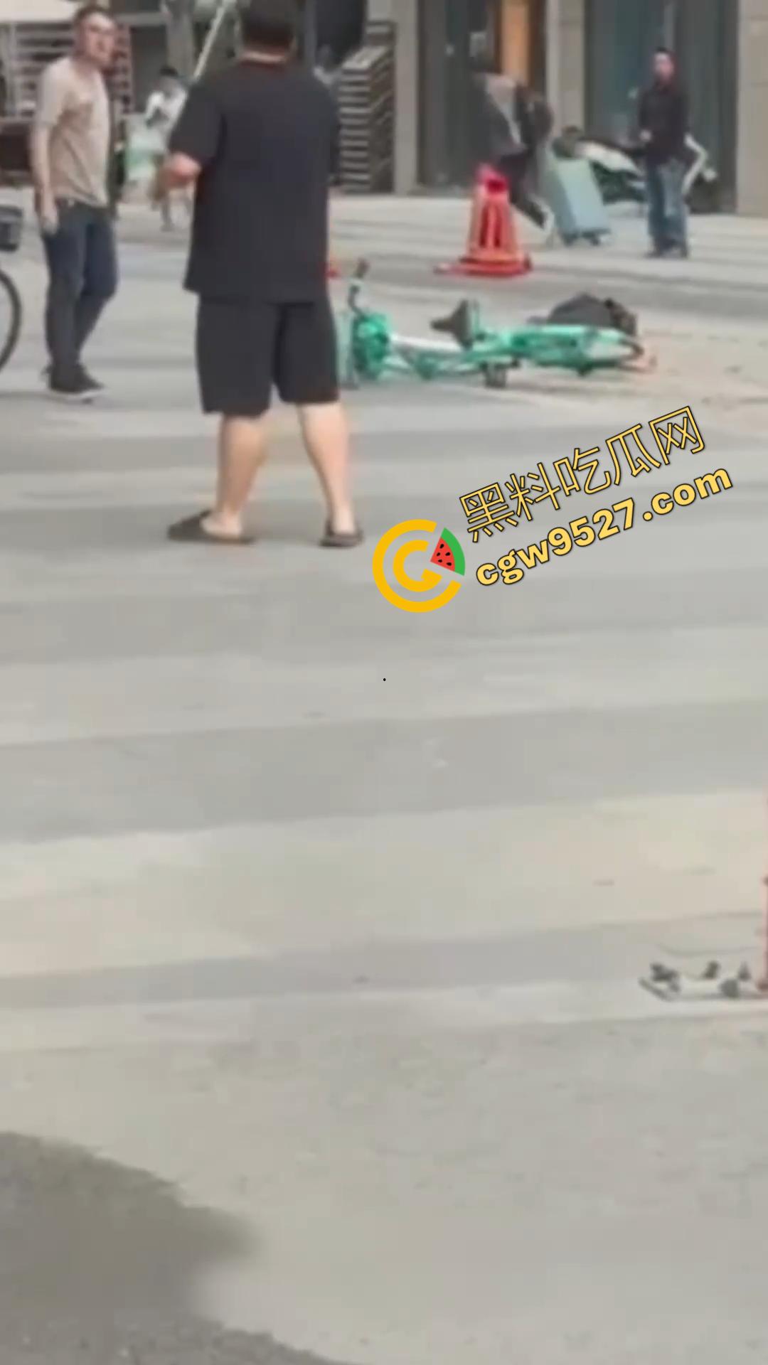 成都大街上杀妻现场曝光!男子怒捅妻子数刀直至死亡,杀疯了欲对旁边路人下手,现场血淋淋一片恐怖至极-5