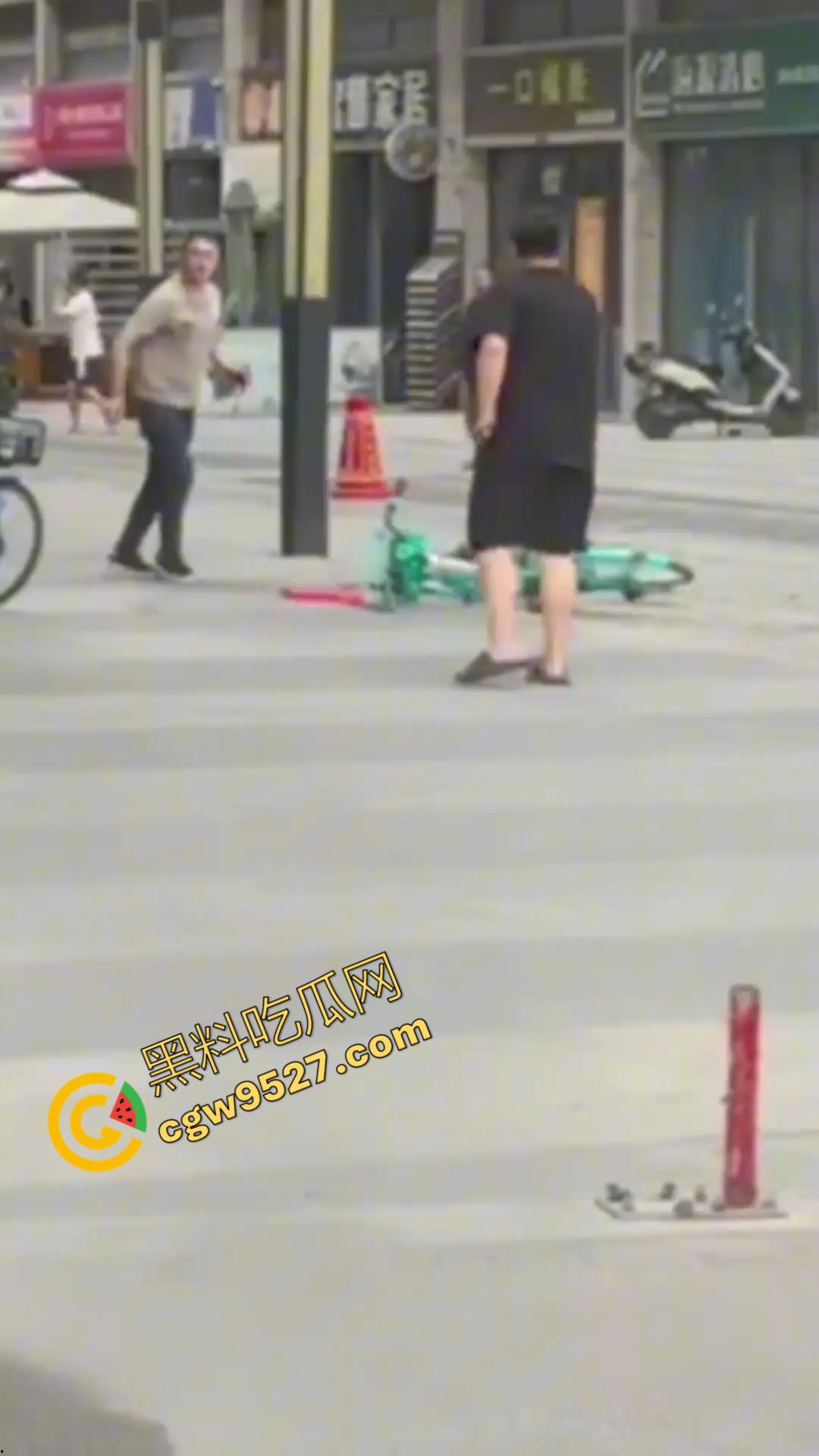 成都大街上杀妻现场曝光!男子怒捅妻子数刀直至死亡,杀疯了欲对旁边路人下手,现场血淋淋一片恐怖至极-6