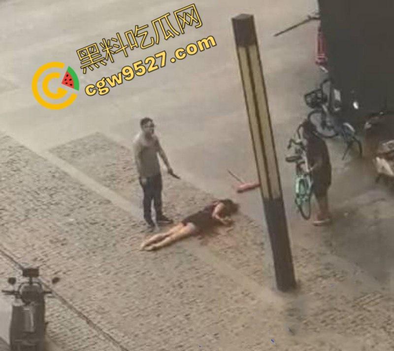 成都大街上杀妻现场曝光!男子怒捅妻子数刀直至死亡,杀疯了欲对旁边路人下手,现场血淋淋一片恐怖至极-7