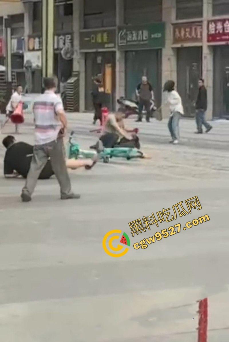 成都大街上杀妻现场曝光!男子怒捅妻子数刀直至死亡,杀疯了欲对旁边路人下手,现场血淋淋一片恐怖至极-8