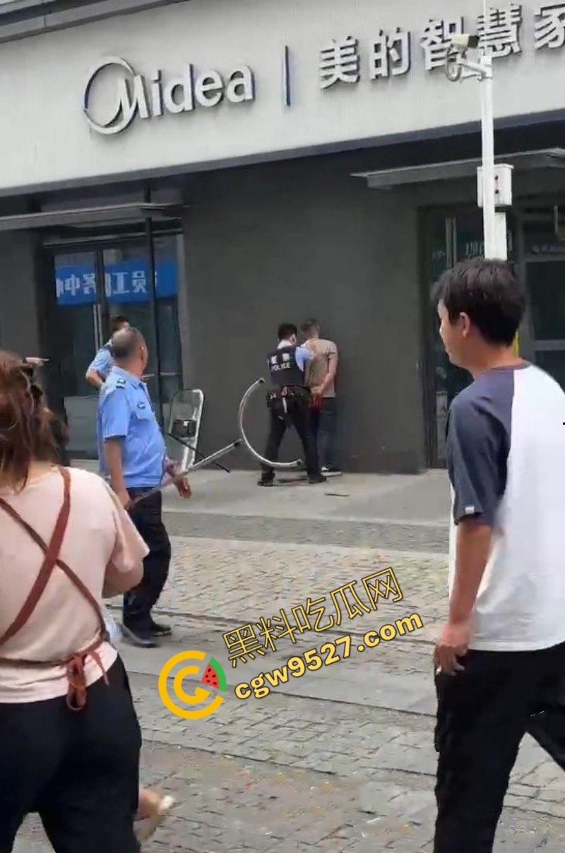 成都大街上杀妻现场曝光!男子怒捅妻子数刀直至死亡,杀疯了欲对旁边路人下手,现场血淋淋一片恐怖至极-9