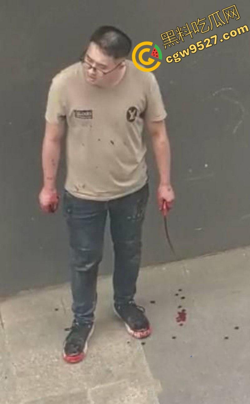 成都大街上杀妻现场曝光!男子怒捅妻子数刀直至死亡,杀疯了欲对旁边路人下手,现场血淋淋一片恐怖至极-10