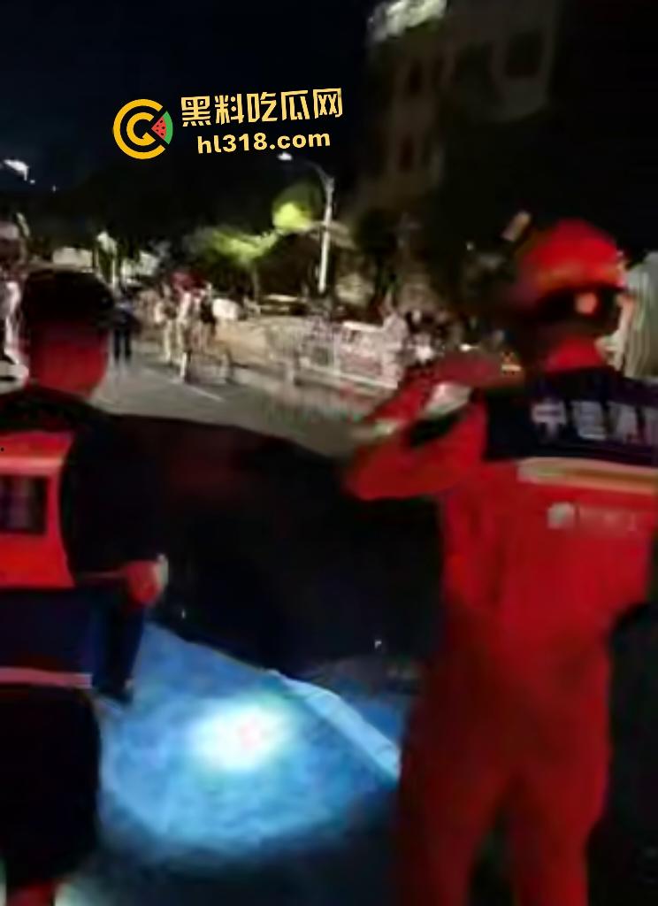 贵阳深夜马路惊爆马路塌陷!小车惨坠无底深渊地洞,司机神迹生还竟毫发无损!-1