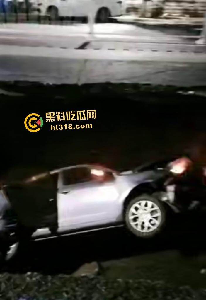 贵阳深夜马路惊爆马路塌陷!小车惨坠无底深渊地洞,司机神迹生还竟毫发无损!-5