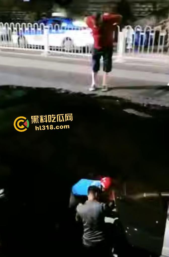 贵阳深夜马路惊爆马路塌陷!小车惨坠无底深渊地洞,司机神迹生还竟毫发无损!-6