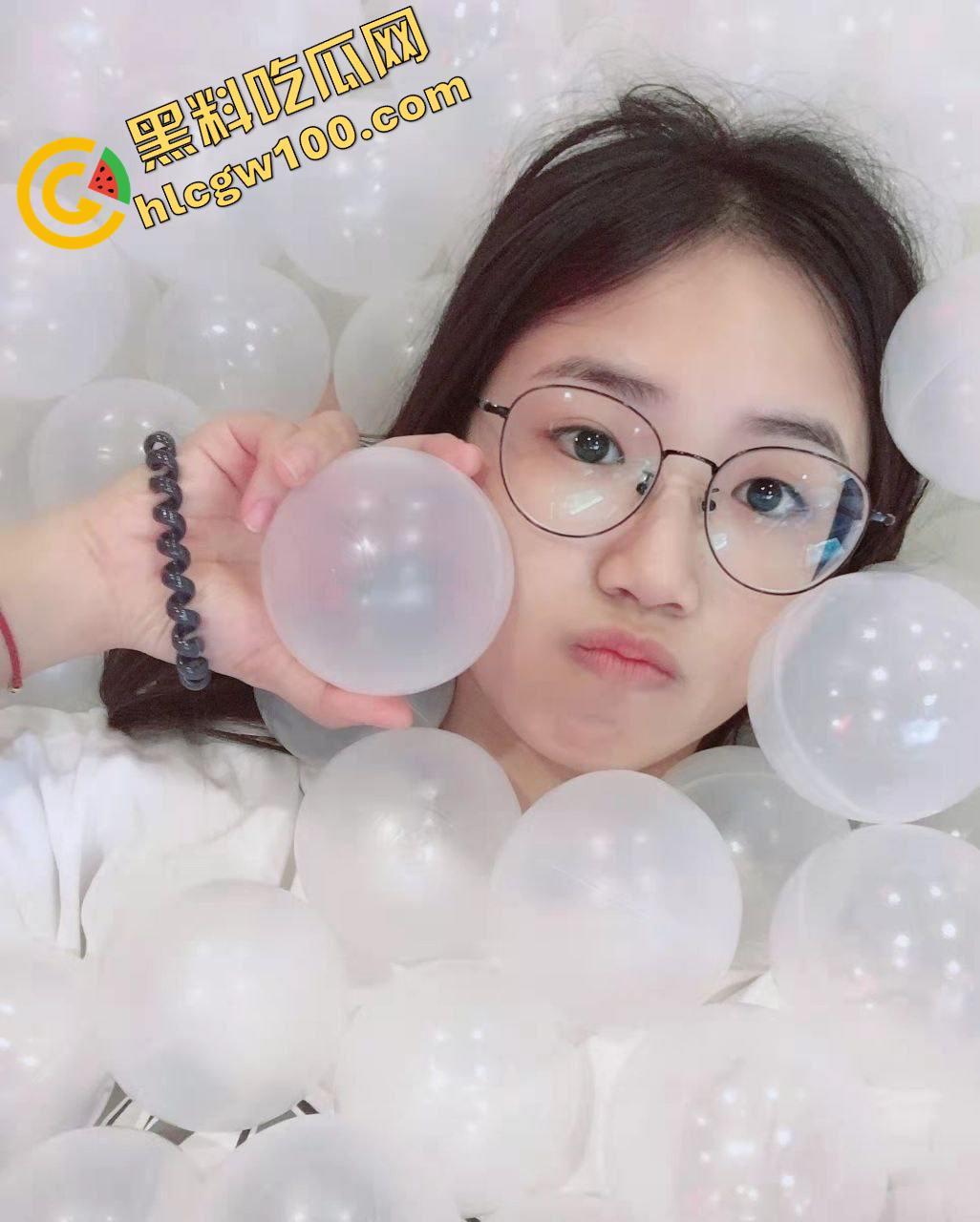 吉大高学历反差研究生【李秋月】,初经人事的她在镜头前卖力而又笨拙的展示自己的酮体-2