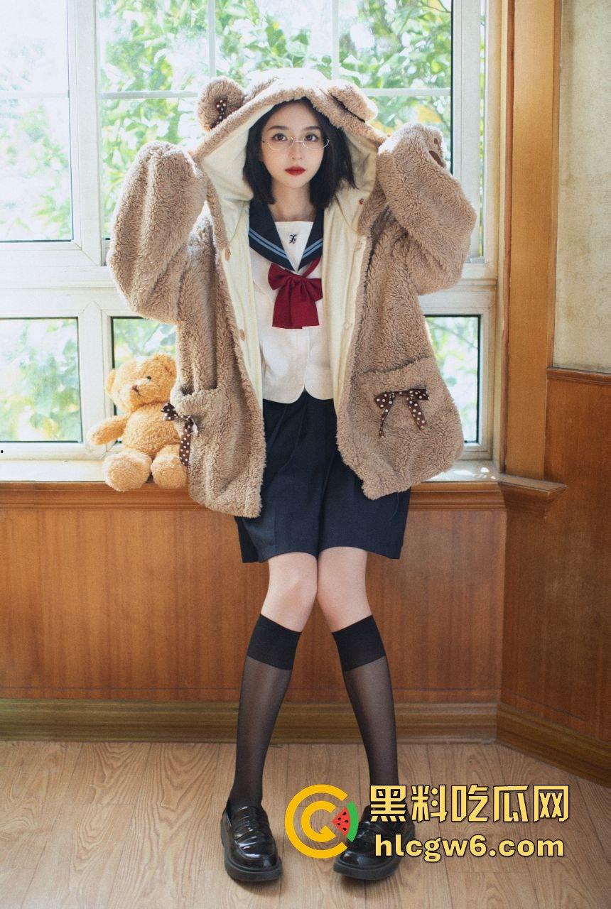 推特颜值妹子【劳小白】私拍性感写真流出,少萝清纯脸奶狗身俘获了一大批粉丝!-3