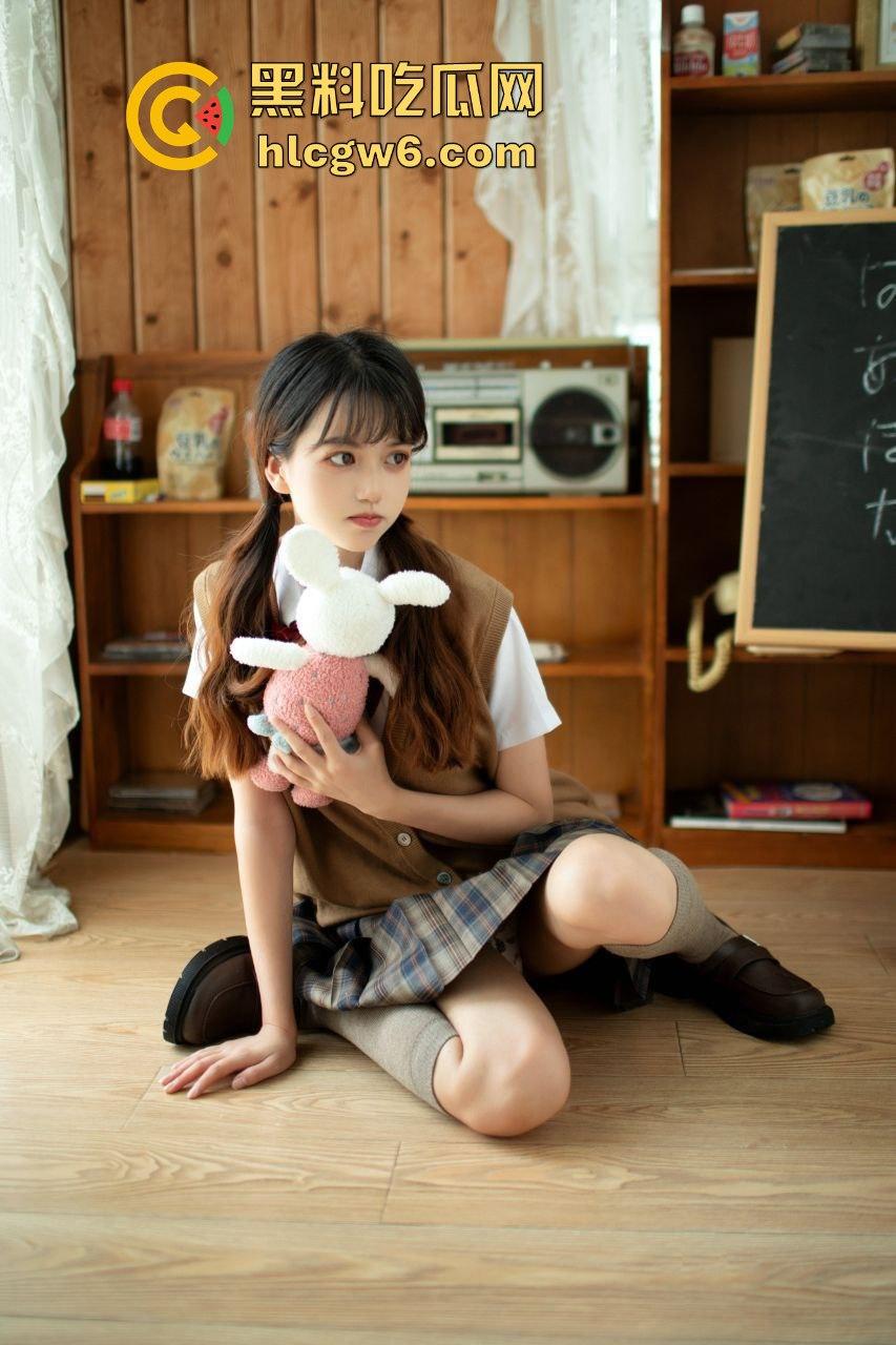 推特颜值妹子【劳小白】私拍性感写真流出,少萝清纯脸奶狗身俘获了一大批粉丝!-32