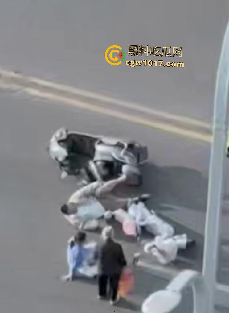 上饶电动车“奥斯卡”撞车大戏,大哥躺地飙演技假装植物人,女人快起来了他还全躺装死,影帝快起来领奖了!-1