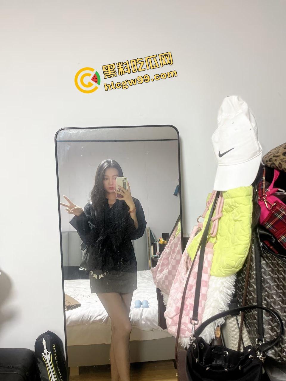 贵州饥渴反差骚鸡【周雨】肾虚男网购炮机刺激插逼,沙发上不停喷水至流水一地!独家曝光流出!-3