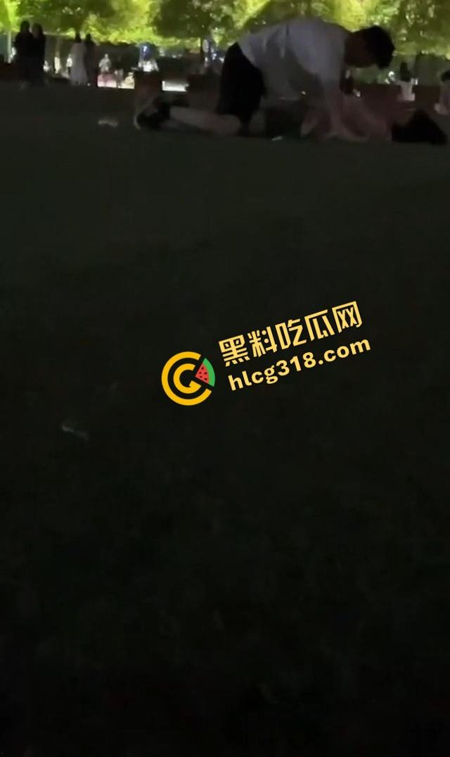 云南丽江师范大学操场,骚情侣忍不住当众开doi,全校围观操场不是艹场,野战直接干出圈!-8