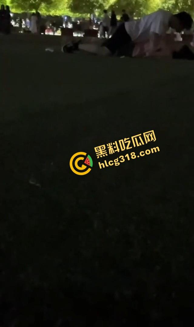 云南丽江师范大学操场,骚情侣忍不住当众开doi,全校围观操场不是艹场,野战直接干出圈!-9