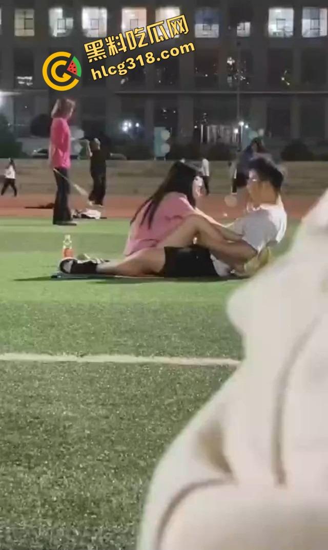 云南丽江师范大学操场,骚情侣忍不住当众开doi,全校围观操场不是艹场,野战直接干出圈!-10