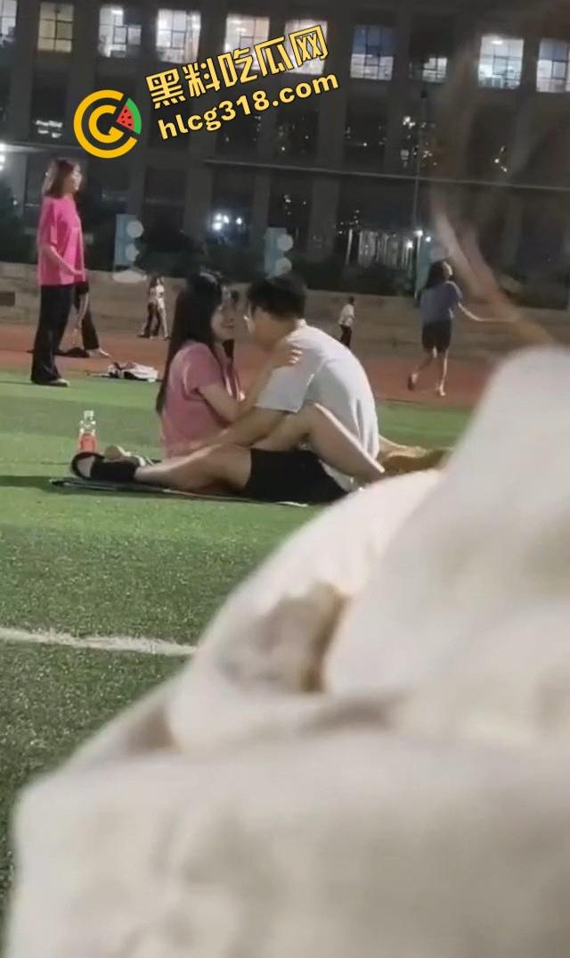 云南丽江师范大学操场,骚情侣忍不住当众开doi,全校围观操场不是艹场,野战直接干出圈!-11