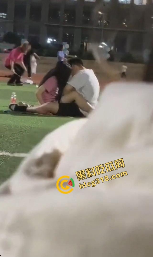 云南丽江师范大学操场,骚情侣忍不住当众开doi,全校围观操场不是艹场,野战直接干出圈!-12