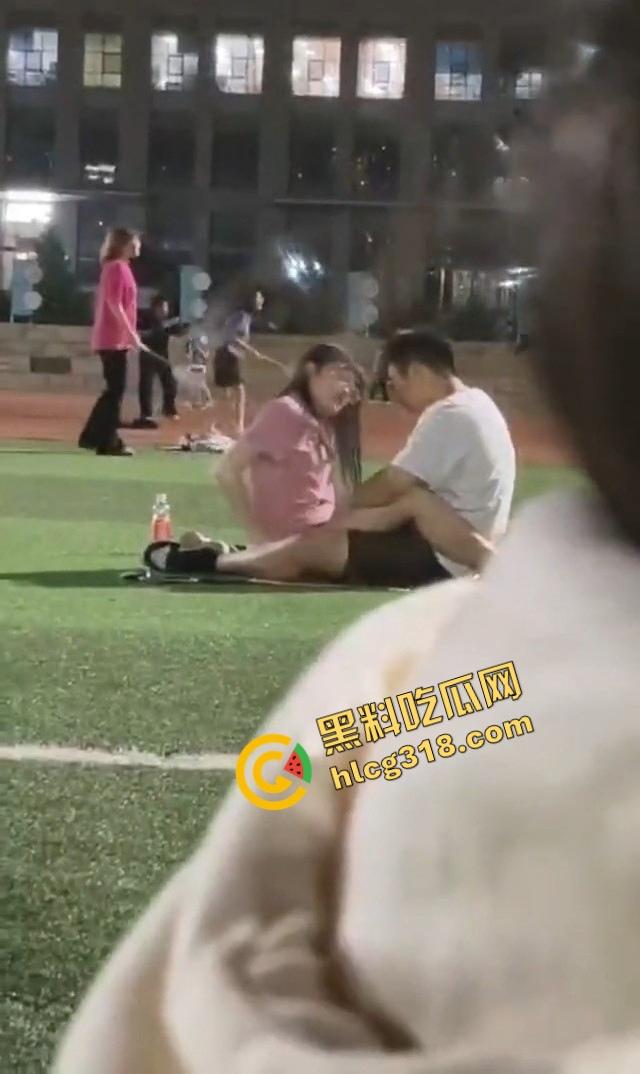 云南丽江师范大学操场,骚情侣忍不住当众开doi,全校围观操场不是艹场,野战直接干出圈!-13