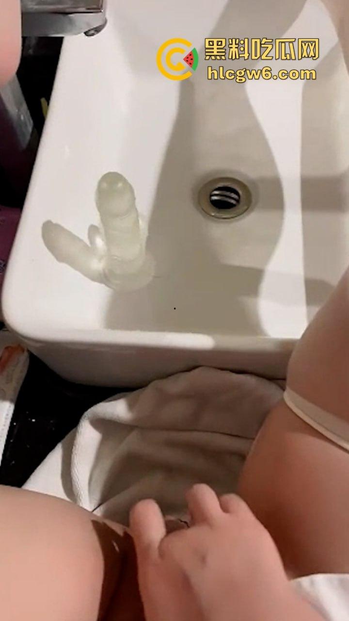 抖音人气嫩妹【幸酱】私拍照大尺度曝光 超嫩小粉穴近距离自慰表演呻吟不止 全程高能骚叫绝对把你叫硬-11