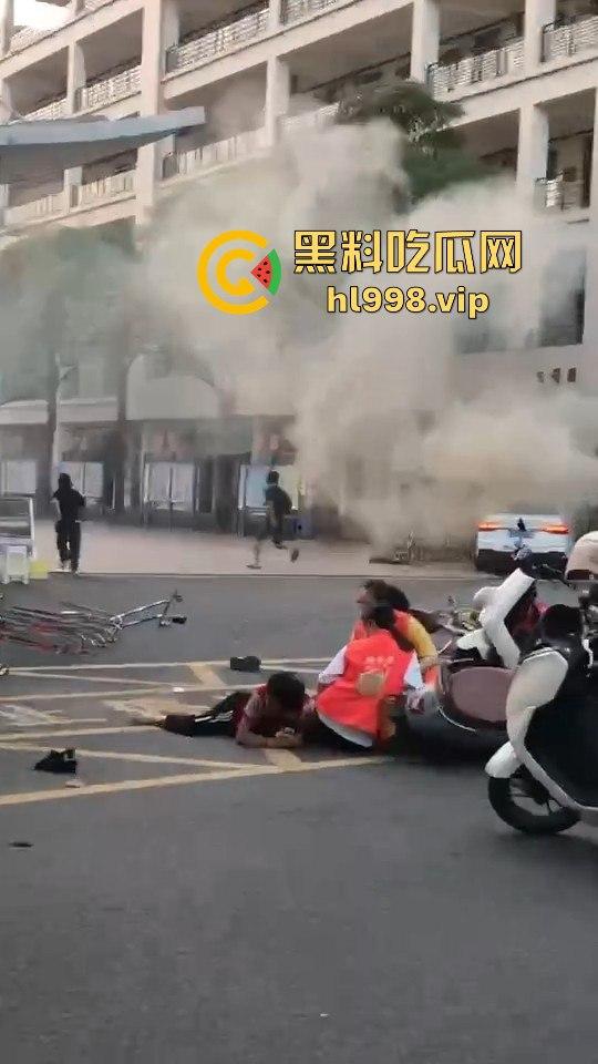 福建云霄县女司机火烧车疯狂冲撞学校!8人血洒当场,司机惨死!警方紧急调查背后真相!-6