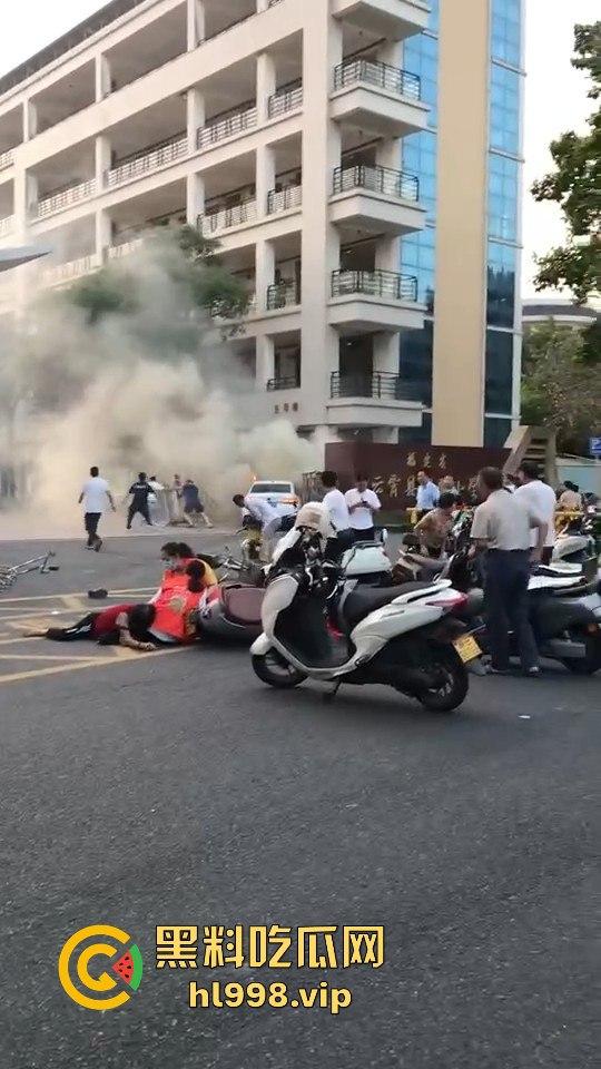 福建云霄县女司机火烧车疯狂冲撞学校!8人血洒当场,司机惨死!警方紧急调查背后真相!-9