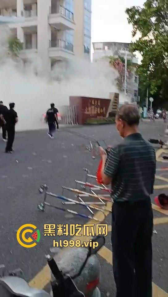 福建云霄县女司机火烧车疯狂冲撞学校!8人血洒当场,司机惨死!警方紧急调查背后真相!-13