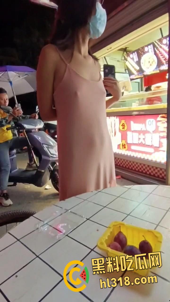 推特福利姬大学生【小哪吒】,公园户外露出找刺激,全裸酮体红丝袜性感撩人 !-1