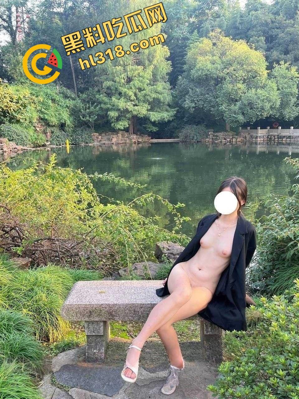 推特福利姬大学生【小哪吒】,公园户外露出找刺激,全裸酮体红丝袜性感撩人 !-4