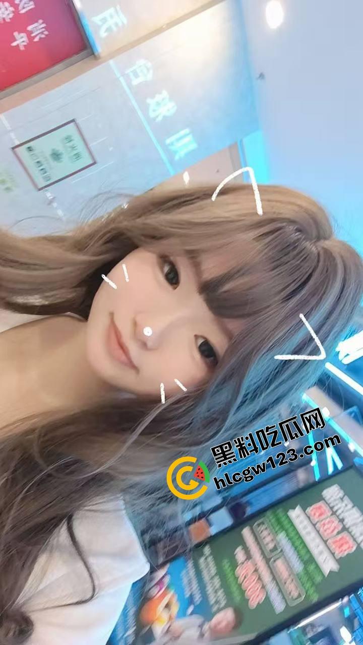 广州大学母狗【邓洁仪】出轨街头潮男被拍,回家被藤条打到屁眼发紫,还挺着奶叫得骚得要死!-1