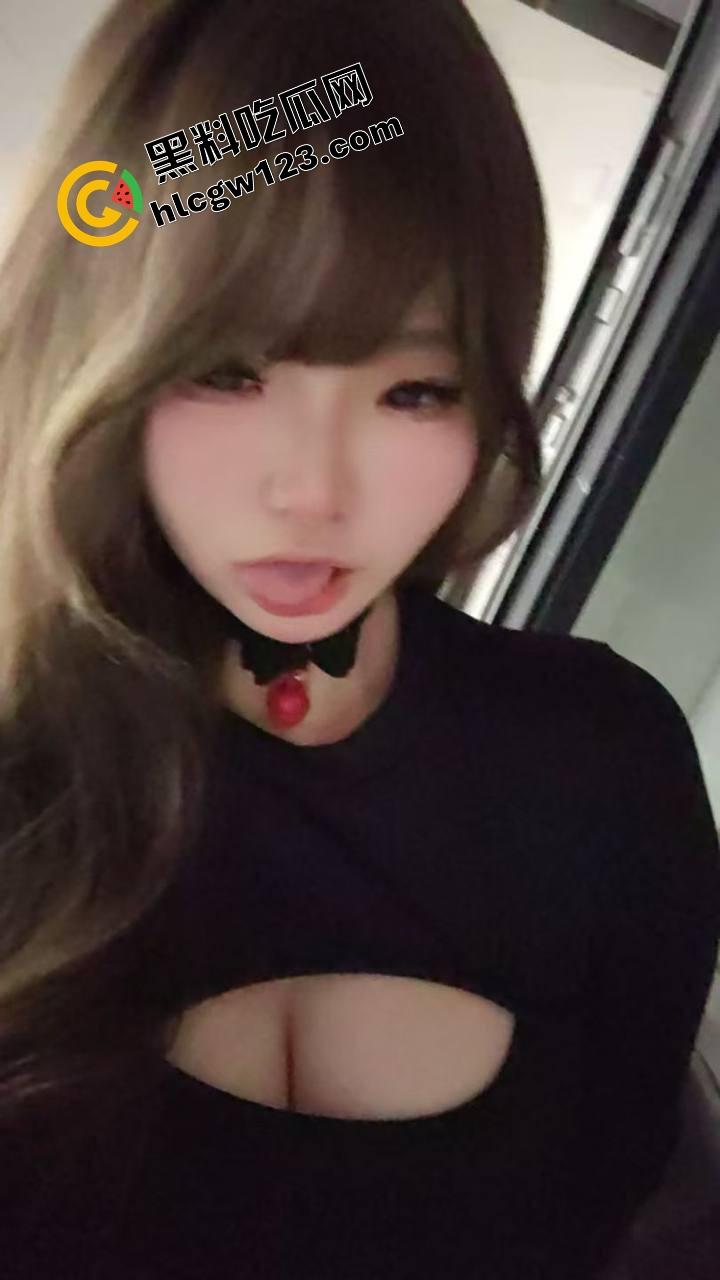 广州大学母狗【邓洁仪】出轨街头潮男被拍,回家被藤条打到屁眼发紫,还挺着奶叫得骚得要死!-3