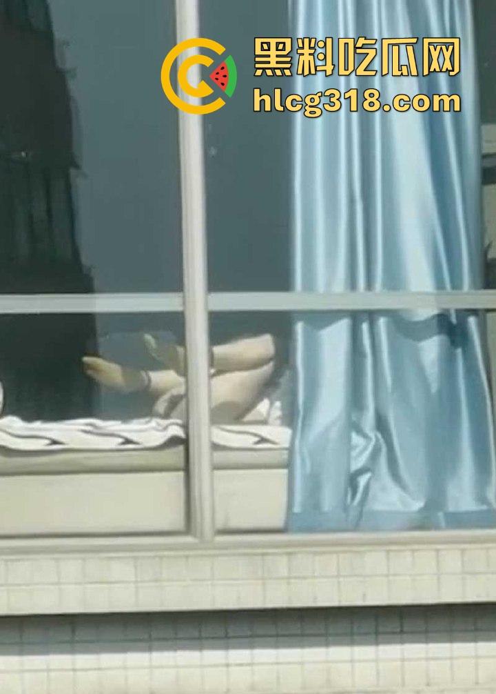 阳台晒太阳偶遇香艳场景，邻居美女赤裸露逼，好天气就应该多晒晒逼，晒完好操很多！-4