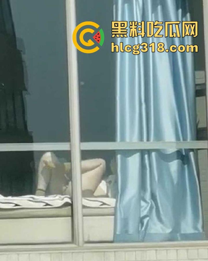 阳台晒太阳偶遇香艳场景，邻居美女赤裸露逼，好天气就应该多晒晒逼，晒完好操很多！-7