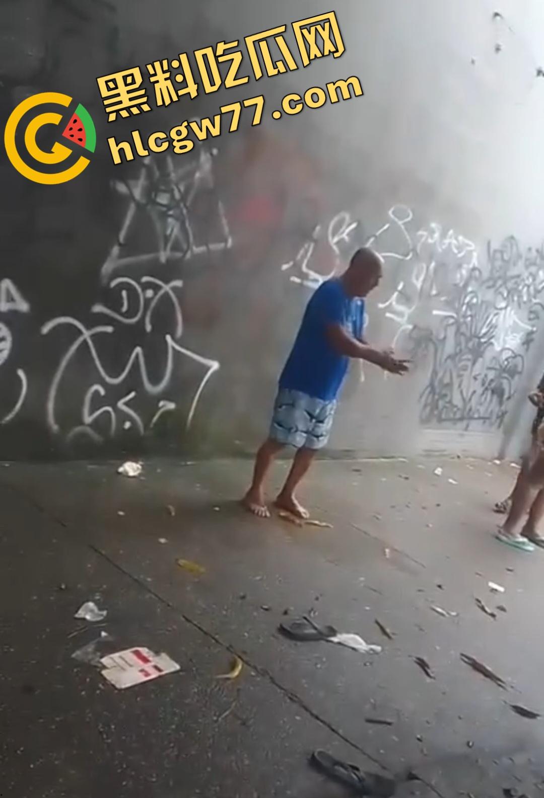 巴西“泰森”咬耳酿血腥!“泰森”偷窥女子,黑衣男见义勇为反被咬掉耳朵,现实版“疼痛奥林匹克”!-7