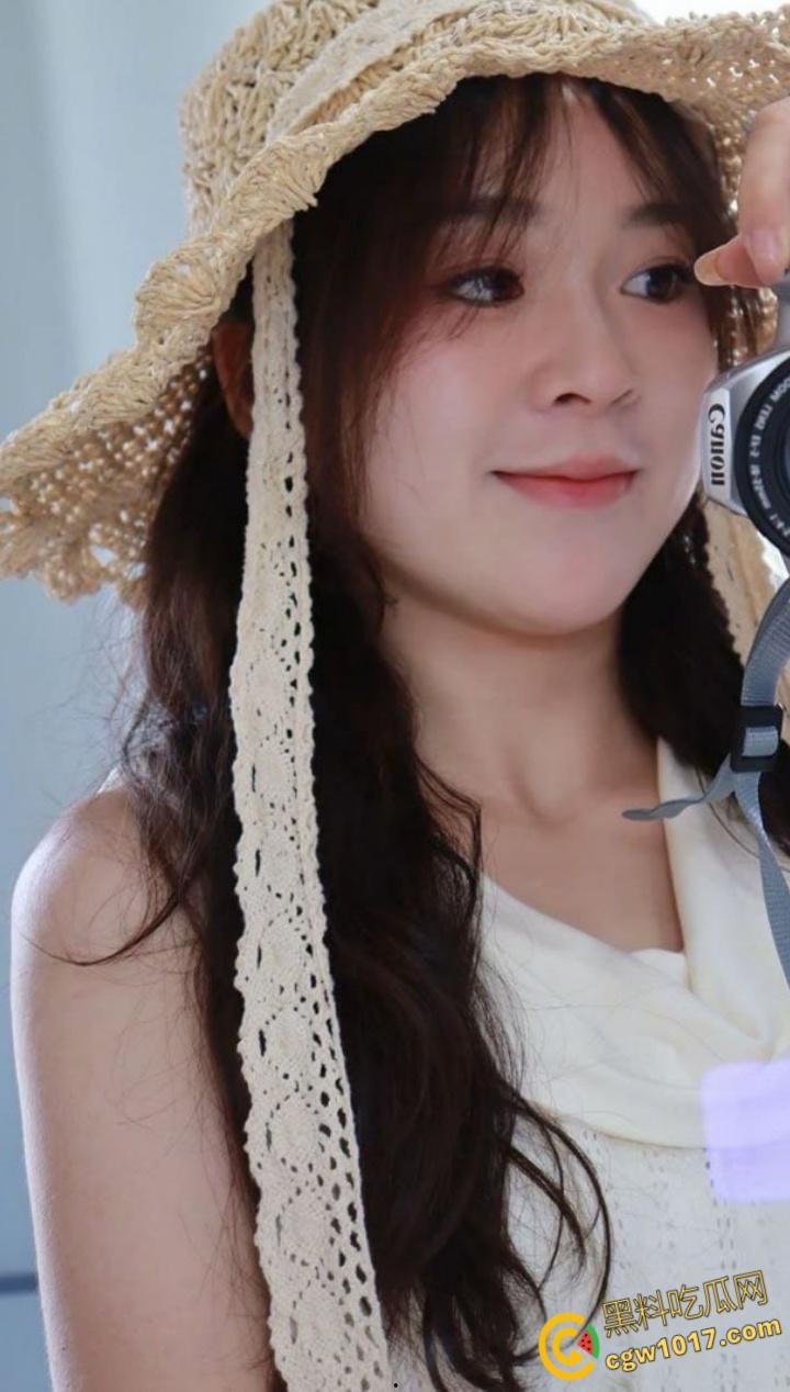 浙江师大甜妹【张宇轩】羞涩吃鸡画面曝光，顶级眼镜反差婊口爆颜射，满嘴灌满浓精骚态尽显！-3