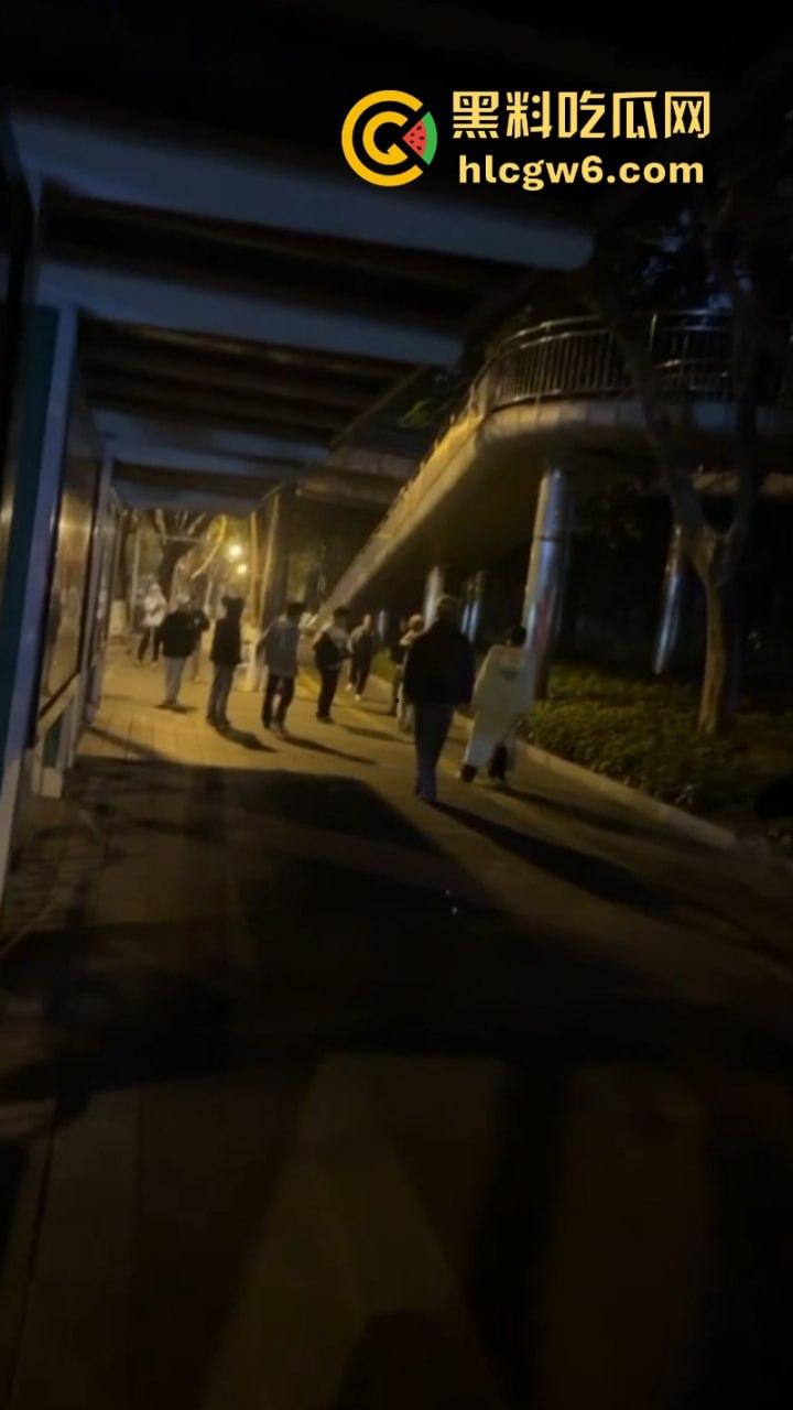 玩大了!江西南昌毛头小伙街头拼刀 装逼青年情绪失控砍断对方手劈 现场血腥视频流出人还挺淡定?-5