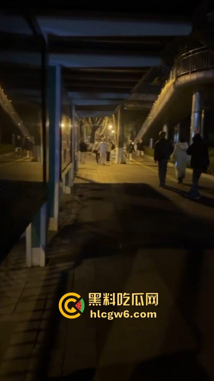 玩大了!江西南昌毛头小伙街头拼刀 装逼青年情绪失控砍断对方手劈 现场血腥视频流出人还挺淡定?-7