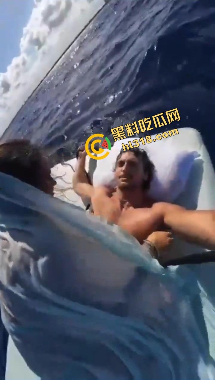 老外挑战大海漂流日逼，日到一半遇金枪鱼，鸡儿抽插手在抓鱼，打完炮还能吃活生鱼片，真正的野外求生！-2