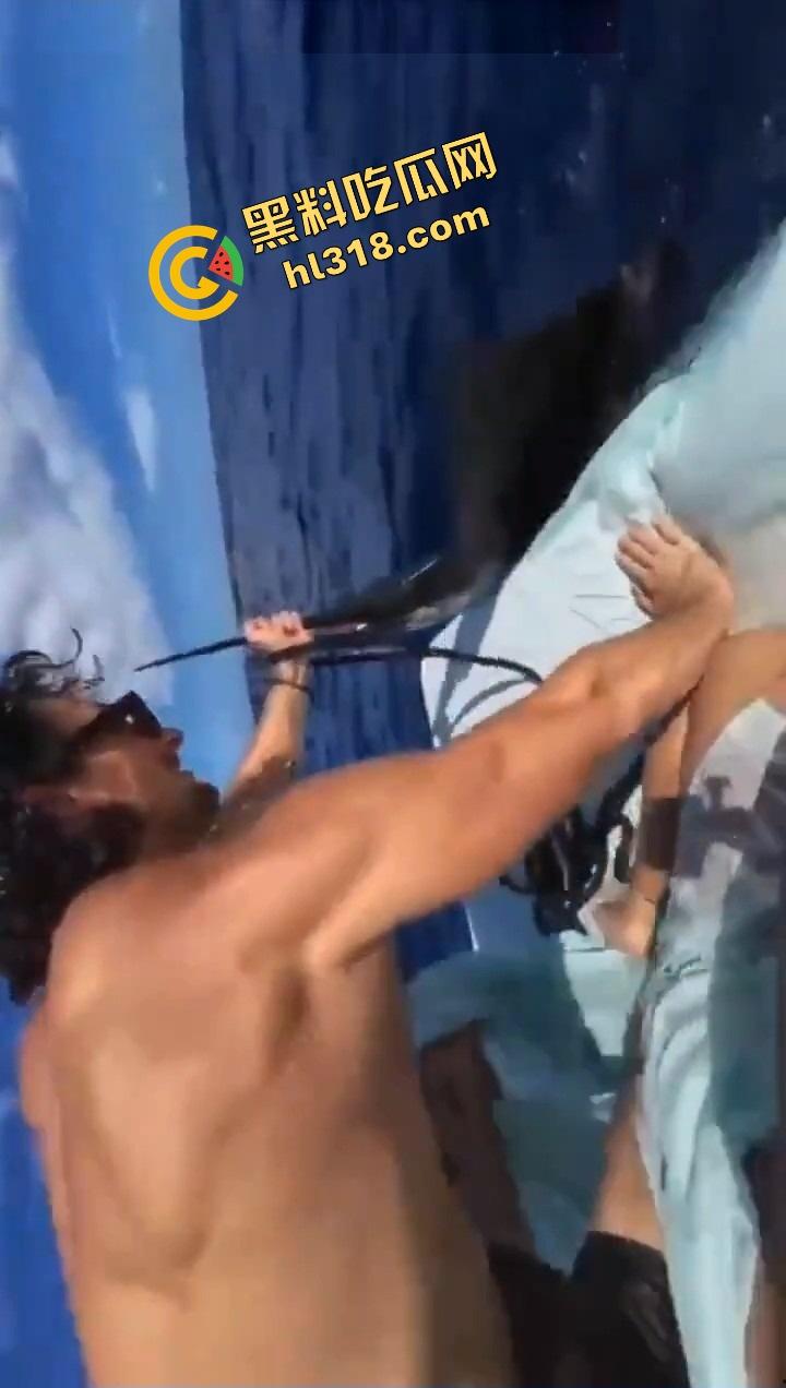 老外挑战大海漂流日逼，日到一半遇金枪鱼，鸡儿抽插手在抓鱼，打完炮还能吃活生鱼片，真正的野外求生！-9