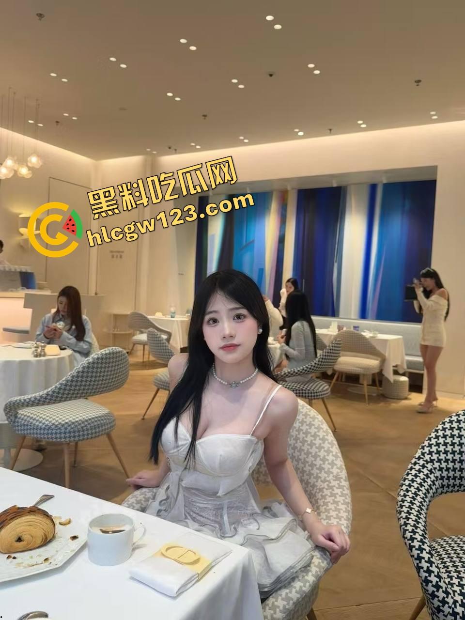 高清特写淫荡母狗五指齐插逼眼 屁眼逼眼轮番轰炸 大屌横冲直撞喷翻半盆淫水 全程高潮抽搐尖叫像鬼上身!-3