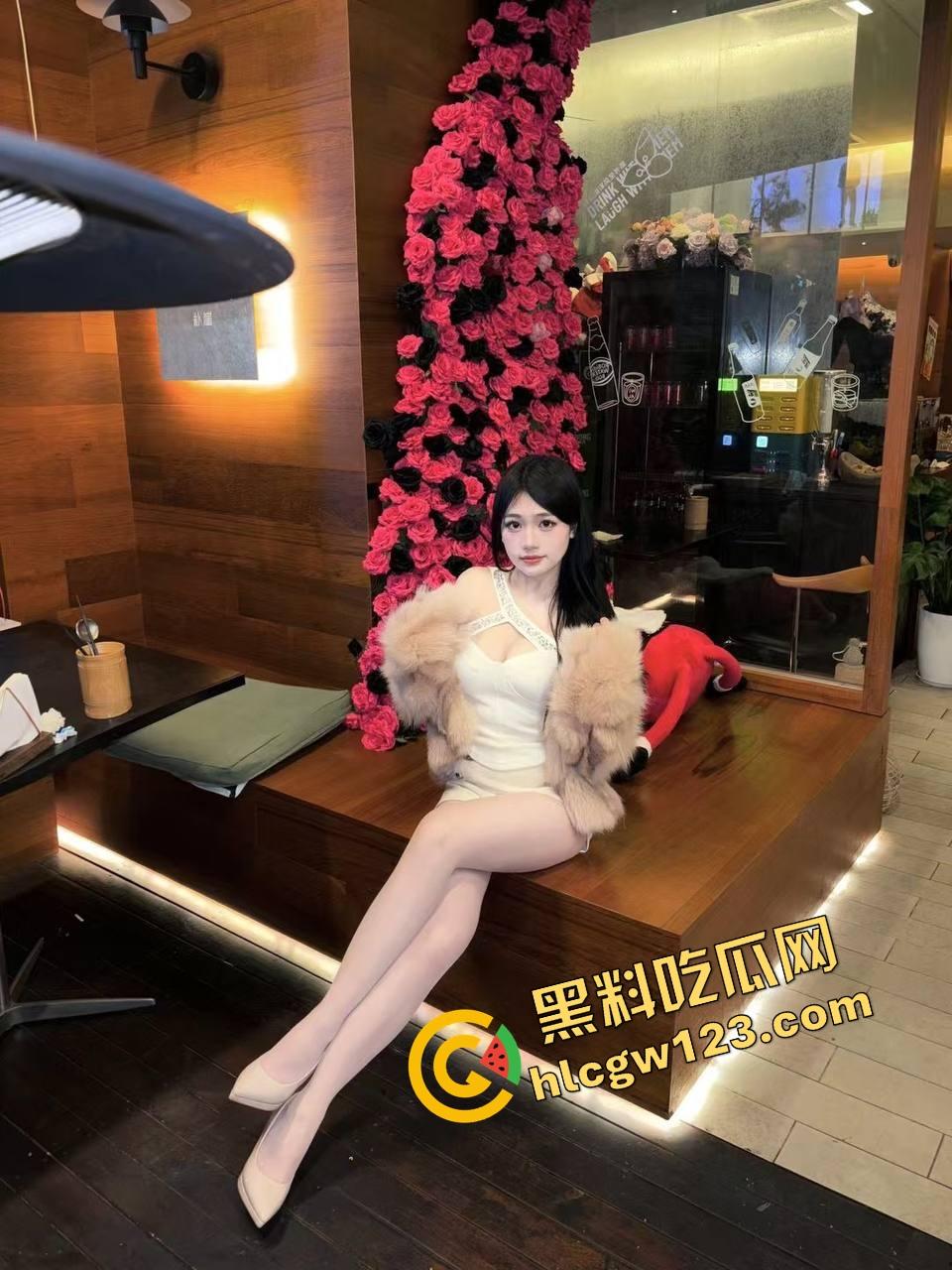 高清特写淫荡母狗五指齐插逼眼 屁眼逼眼轮番轰炸 大屌横冲直撞喷翻半盆淫水 全程高潮抽搐尖叫像鬼上身!-5