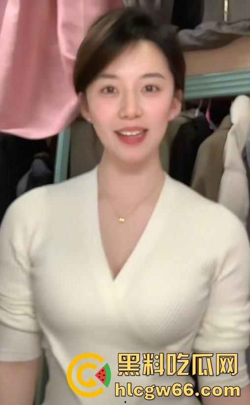 抖音极品巨乳【兔子小笨蛋】清纯甜妹人设彻底崩塌 私下约会榜一金主被曝 十足的巨乳反差母狗!-4