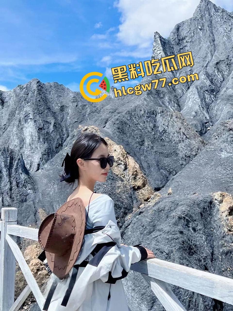 陕西大二学姐【张悦】白天高冷校花,晚上叼内裤跪地爆操,异地恋顶不住直接变成小母狗-1